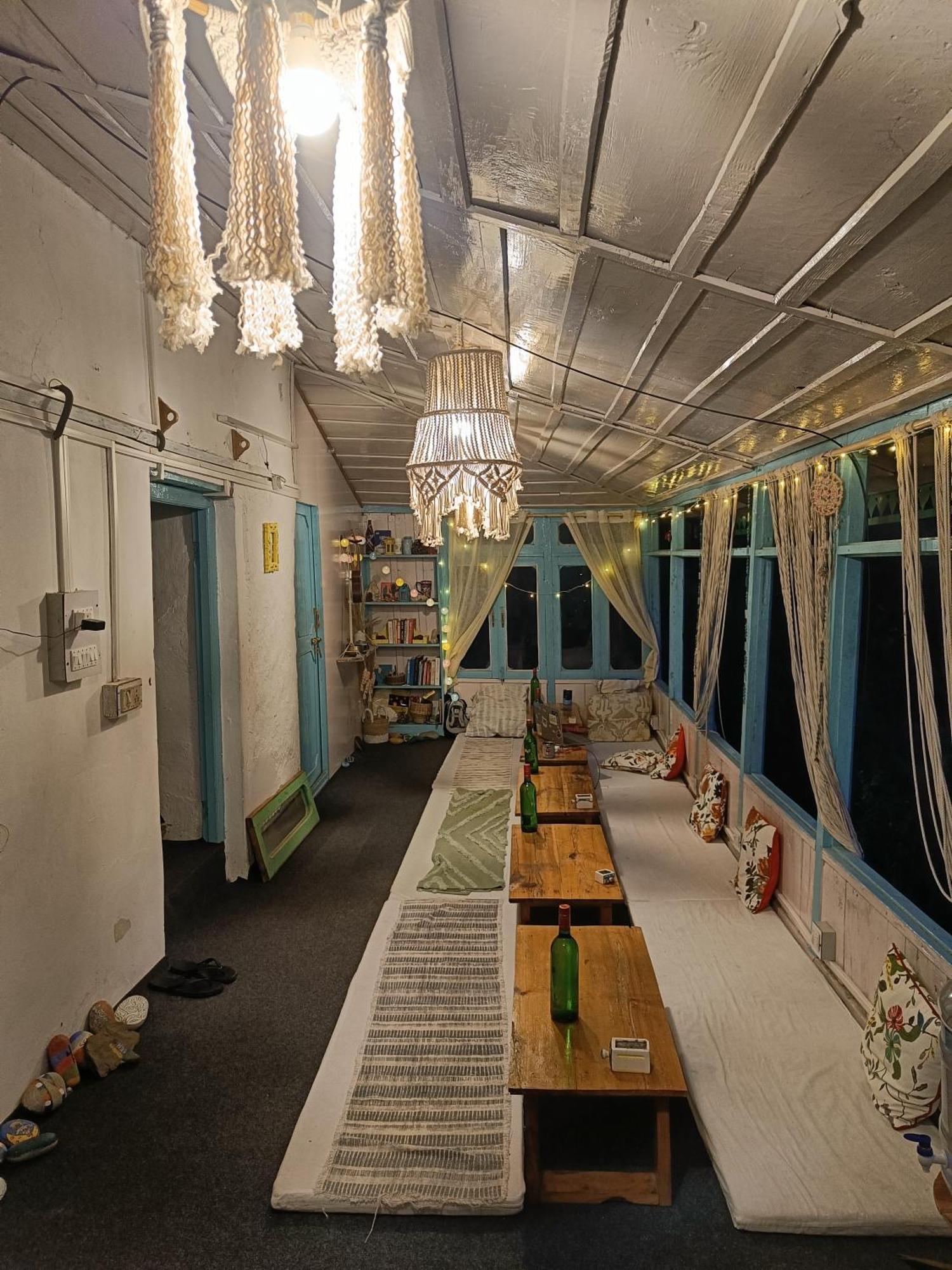 The Nook, Sainj旅舍 外观 照片