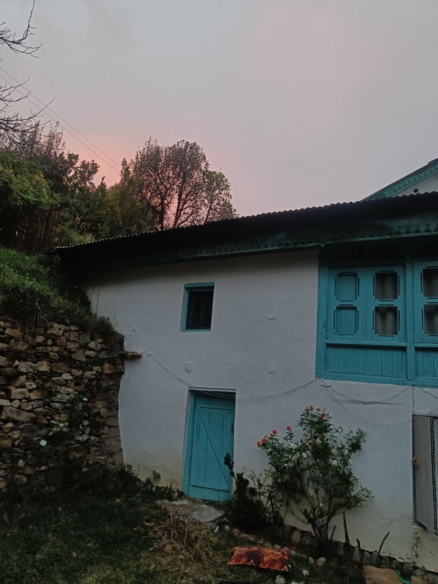 The Nook, Sainj旅舍 外观 照片