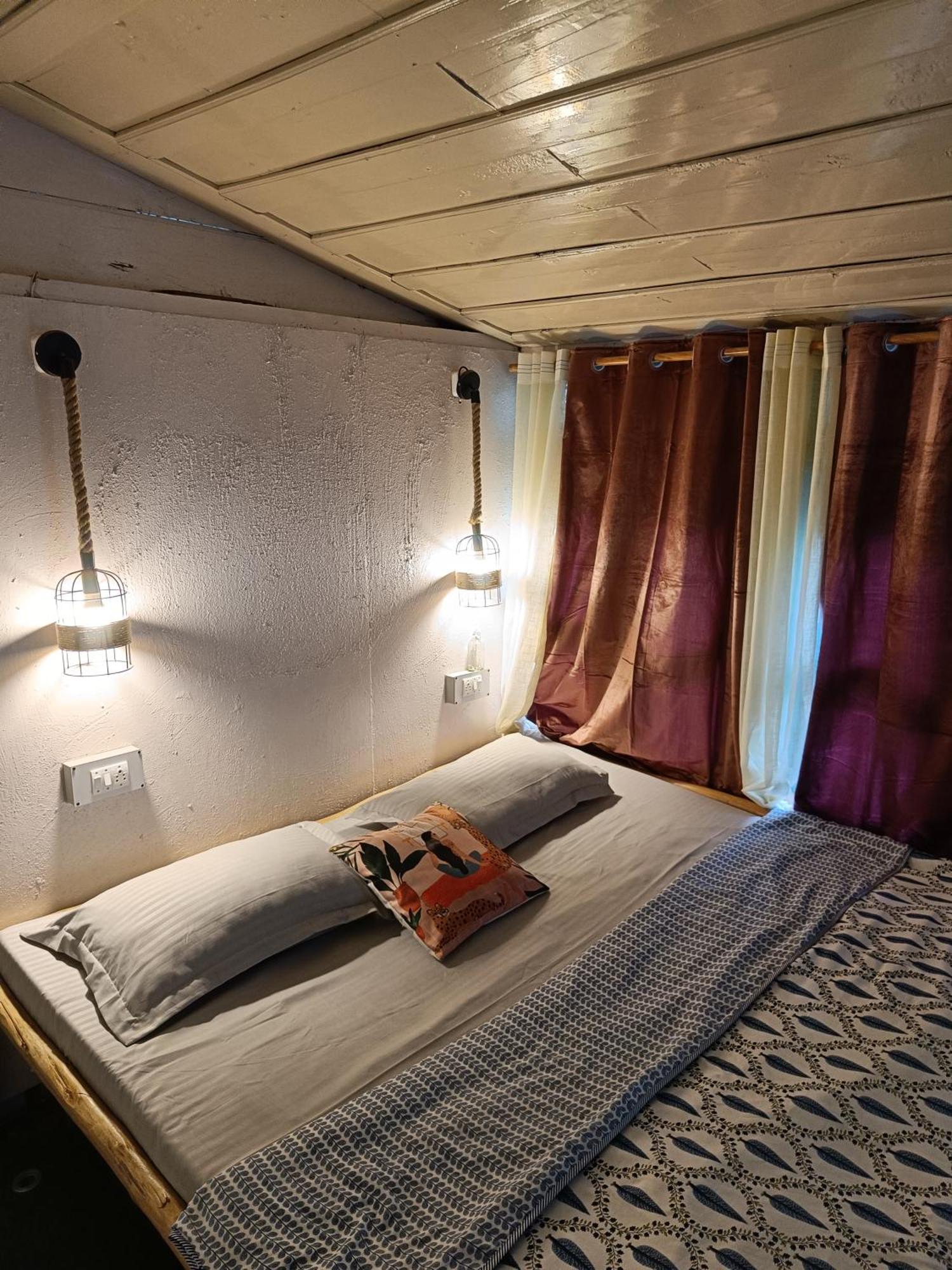 The Nook, Sainj旅舍 外观 照片